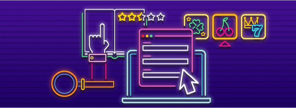 Tietokoneen näytöllä listaus, taustalla sormi osoittaa kirjaa ja 2,5/5 tähtiluokitusta, suurennuslasi ja peliautomaatin kelat violetilla pohjalla