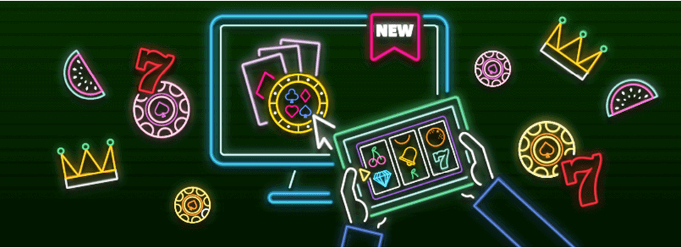 Käsissä tabletti, jonka ruudulla peliautomaatin kelat, taustalla tietokoneen näytöllä teksti NEW ja kortit ja pelimerkki sekä taustalla peliautomaattien symboleita vihreällä pohjalla