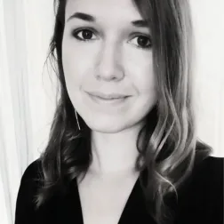 Profilbild på tjej med grå bakgrund