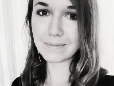Profilbild på tjej med grå bakgrund