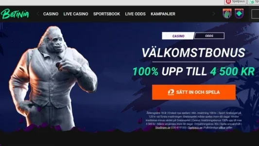 En gorilla med kläder, vit och grön text och en orange knapp