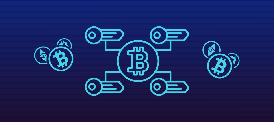 Bitcoin, josta lähtee avaimia sekä molemmin puolin eri kryptovaluuttojen kuvakkeita sinisellä taustalla