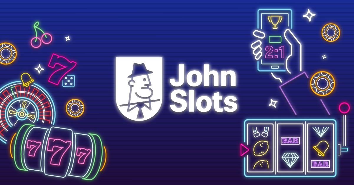 JohnSlots-logo, peliautomaatin kelat, symboleita ja kädessä oleva kännykkä